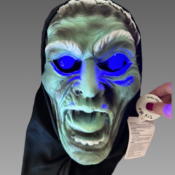 🎃*NWT* 3Pk Halloween Masks(2 W/ Light Up Eyes) - Picture 6 of 6